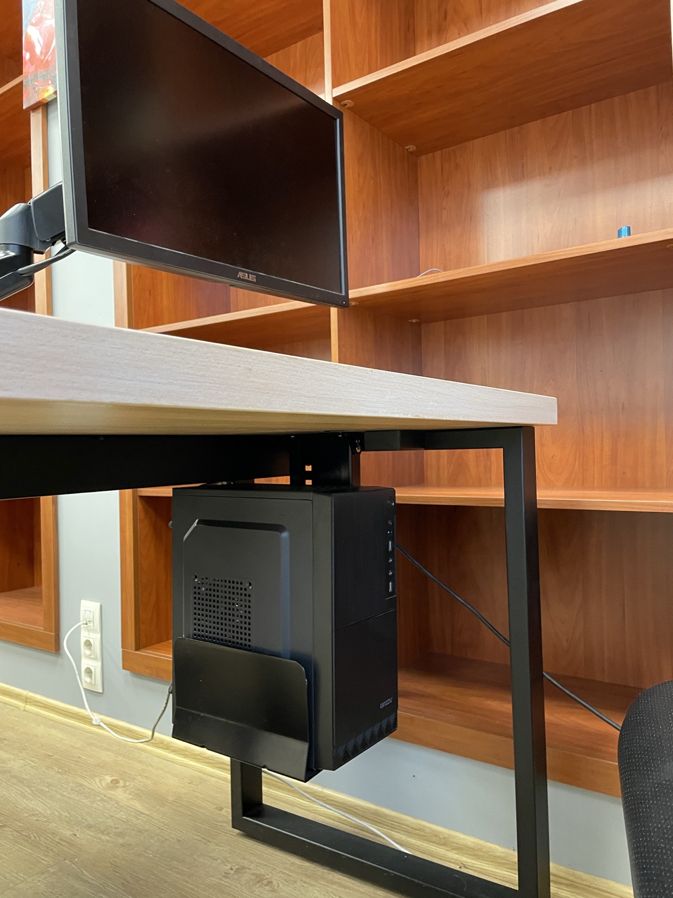 Кронштейны для двух мониторов на компьютерном столе HITECHWOOD