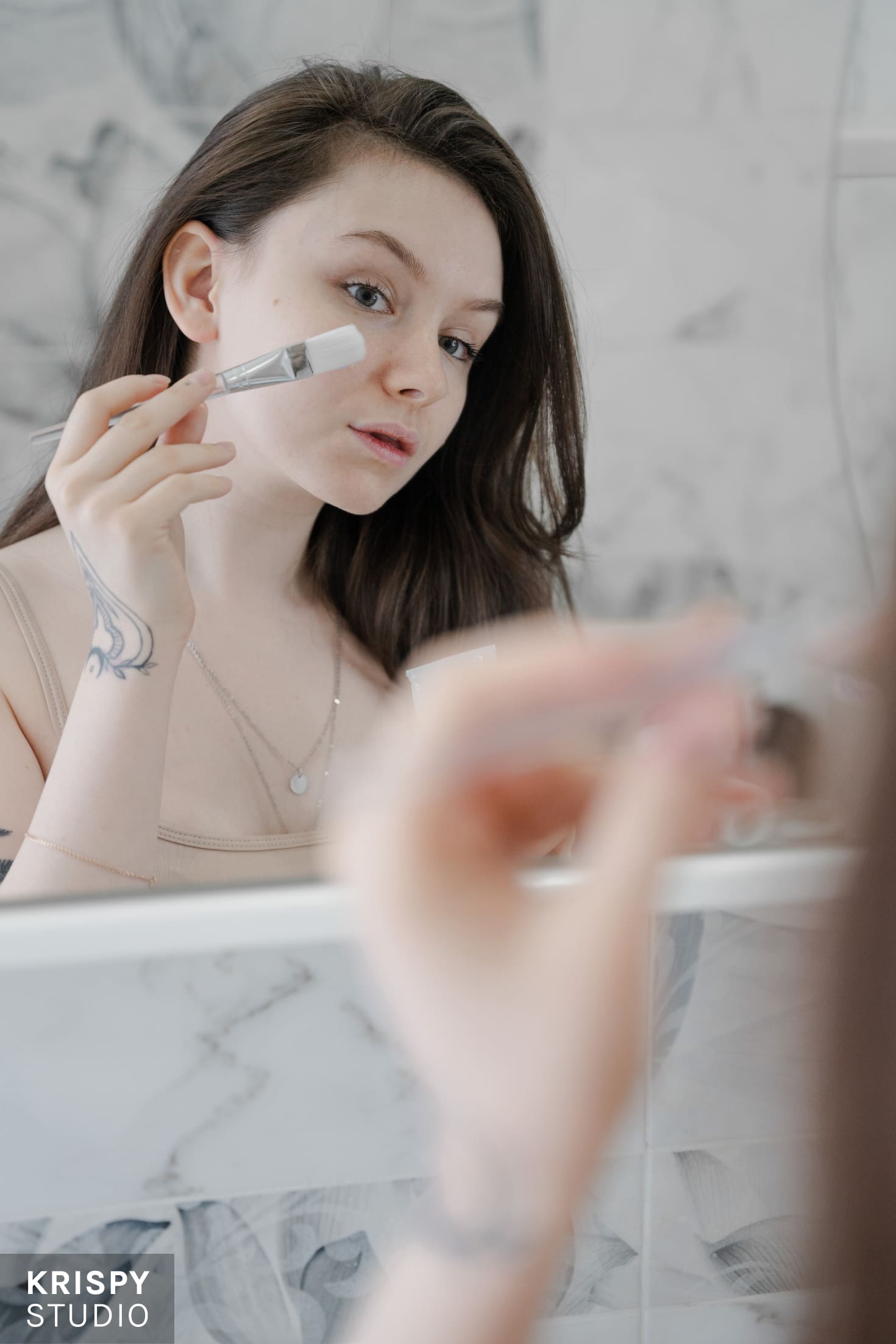 Уход за кожей с косметической маской от Riche на фоне студии