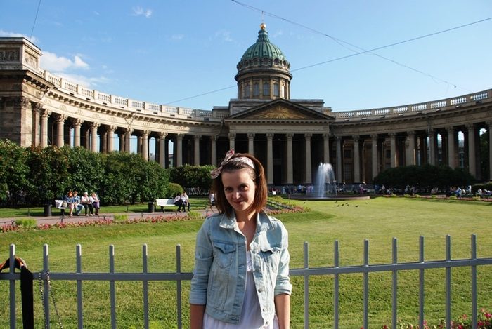 Телефоны людей в санкт петербурге. Селфи на фоне Питера. Петербург люди. Люди на фоне Питера. Девушки Санкт-Петербурга.