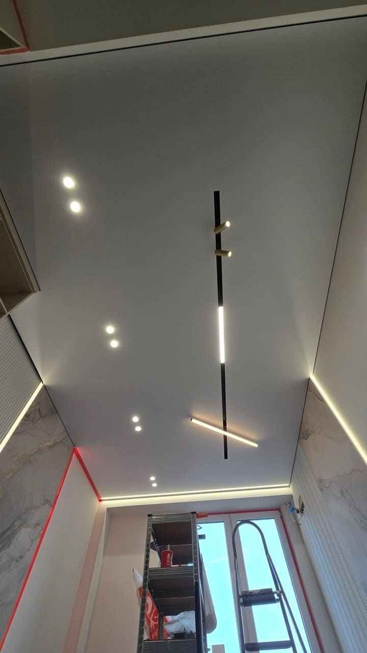 Матовый потолок с парящей LED-подсветкой