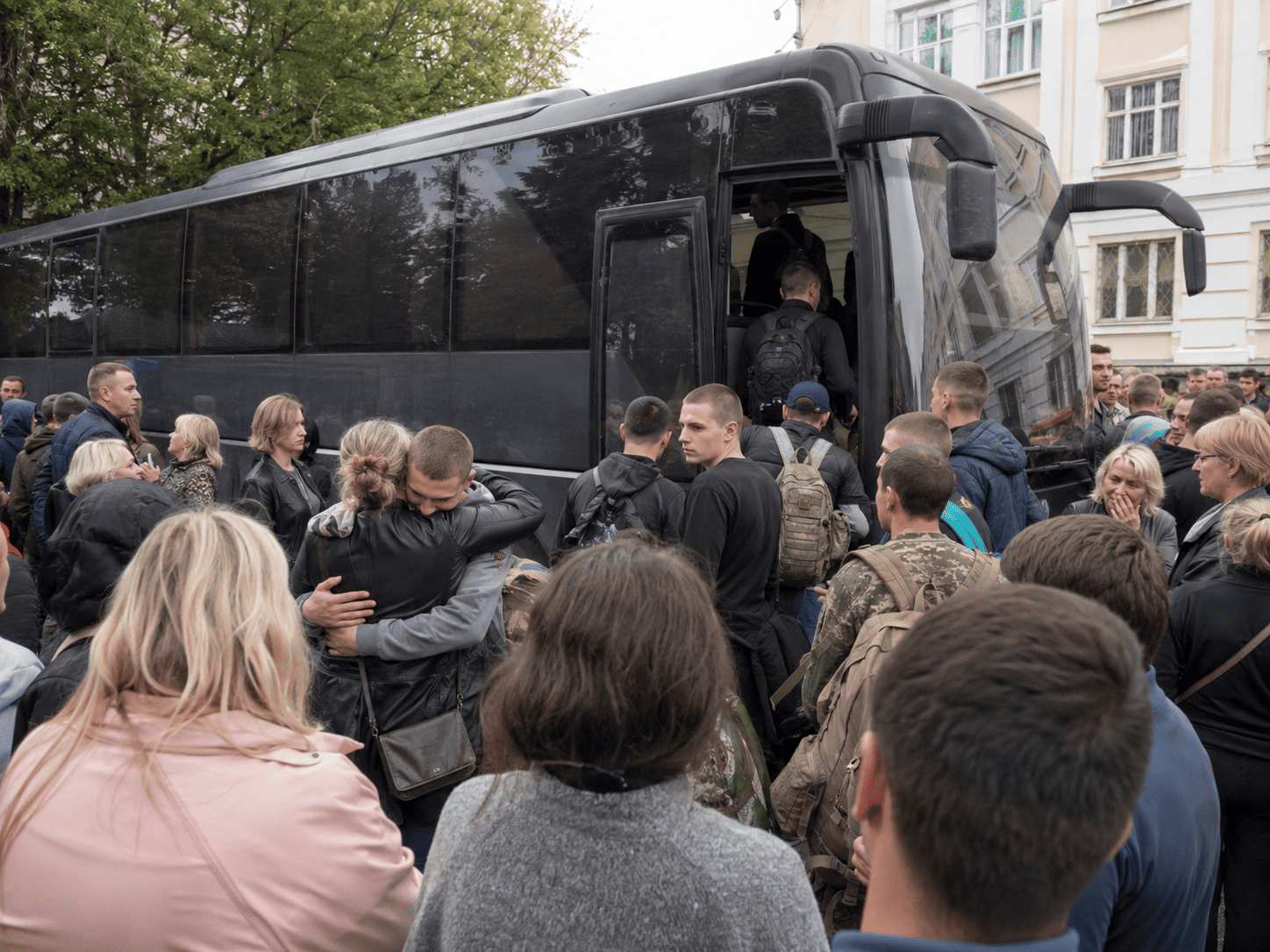 Календарь с весенними и осенними отметками, стрелка от решения к отправке, папка документов