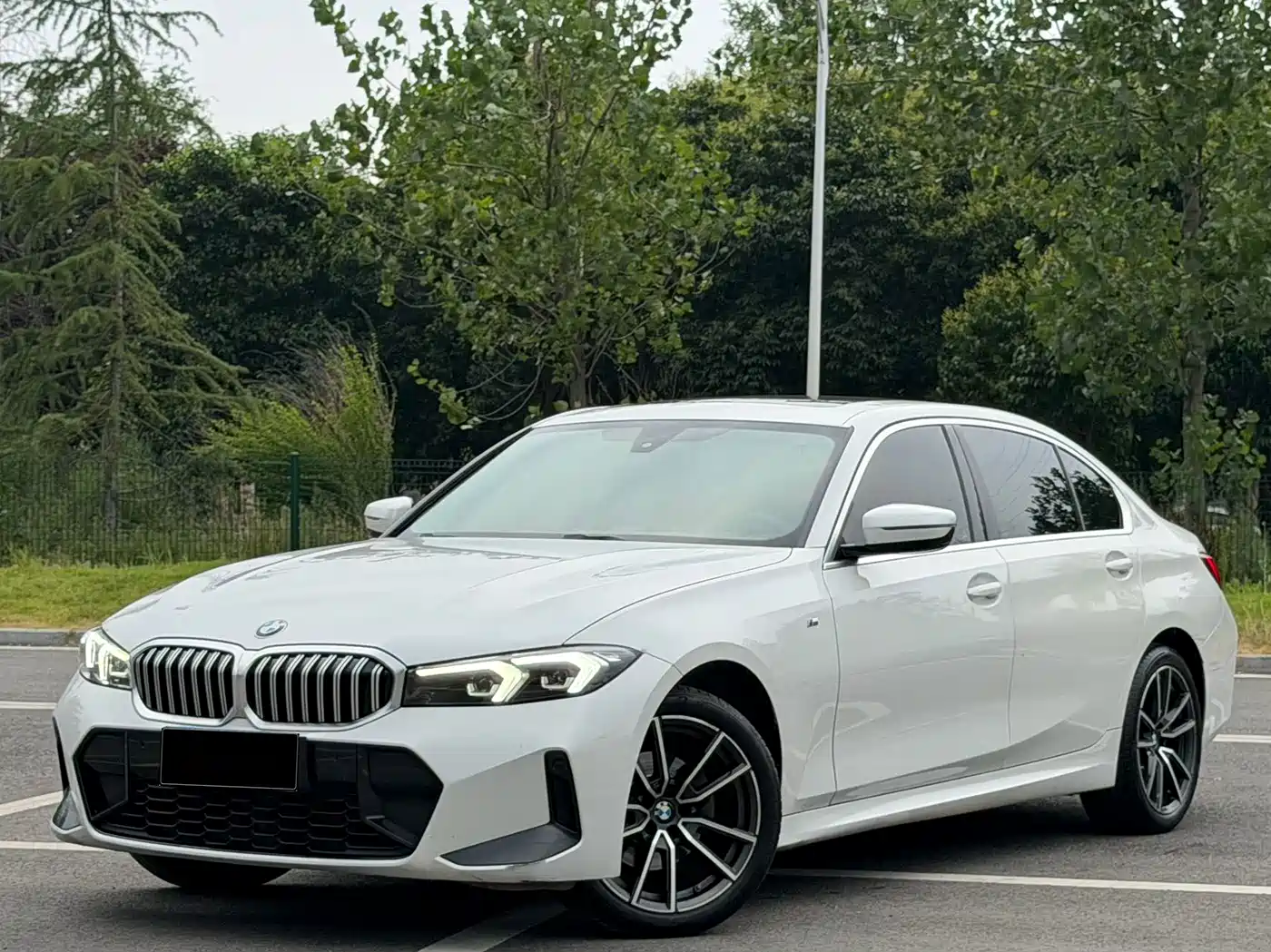 BMW 320Li G28 2024 M Sport Package из Китая — передняя часть белого седана, ракурс в три четверти