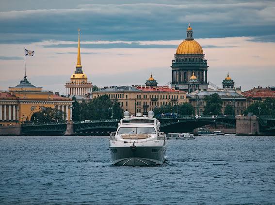 Яхта Azimut 62S — фото 3 для аренды в СПб
