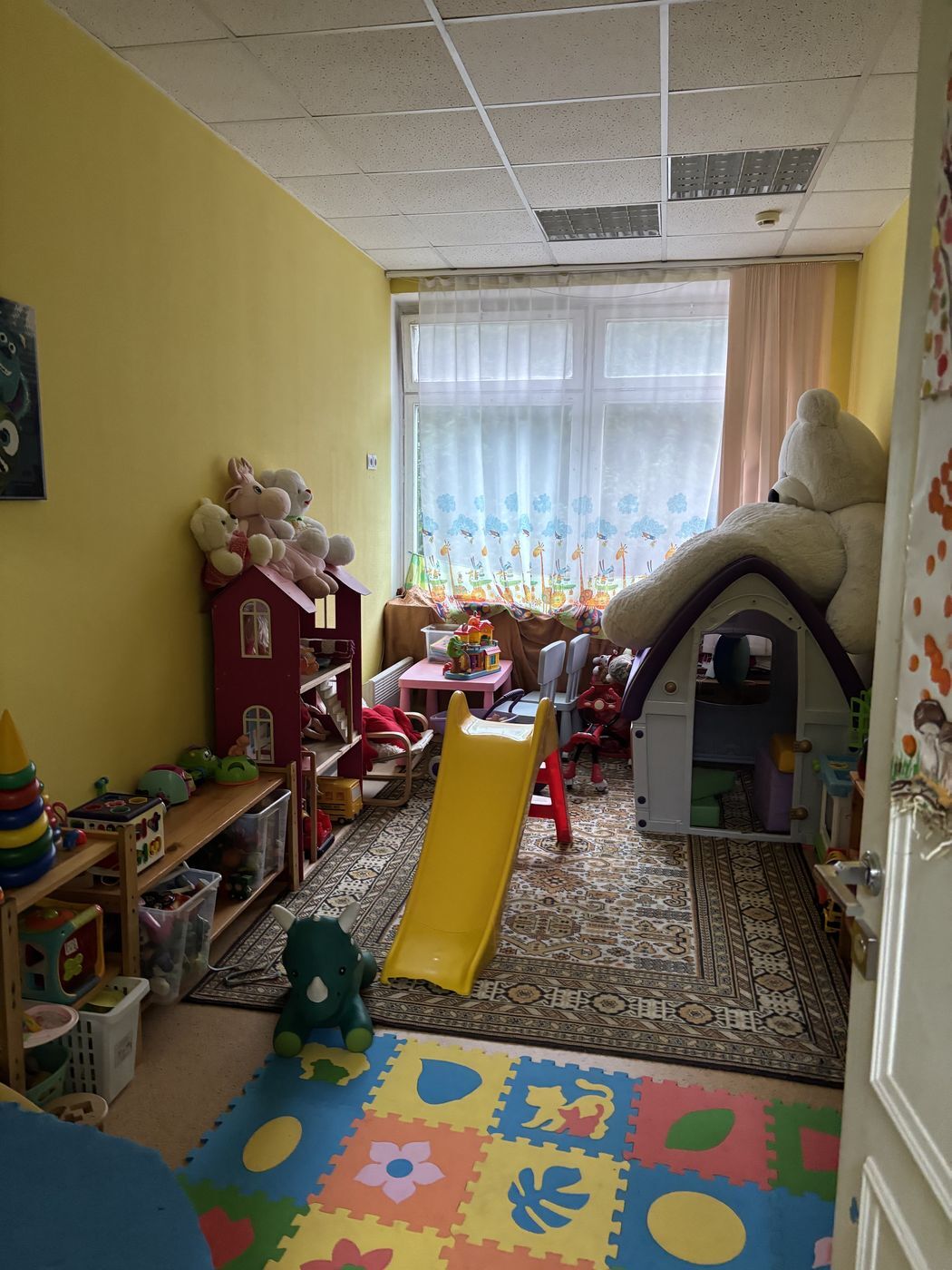 Игровая комната с горкой для малышей