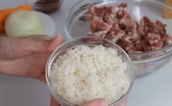 Приготовление ёжиков из фарша с рисом и подливкой: шаг 2