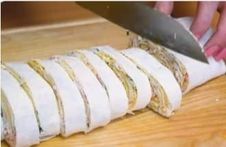 Приготовление рулета из лаваша с крабовыми палочками: шаг 13