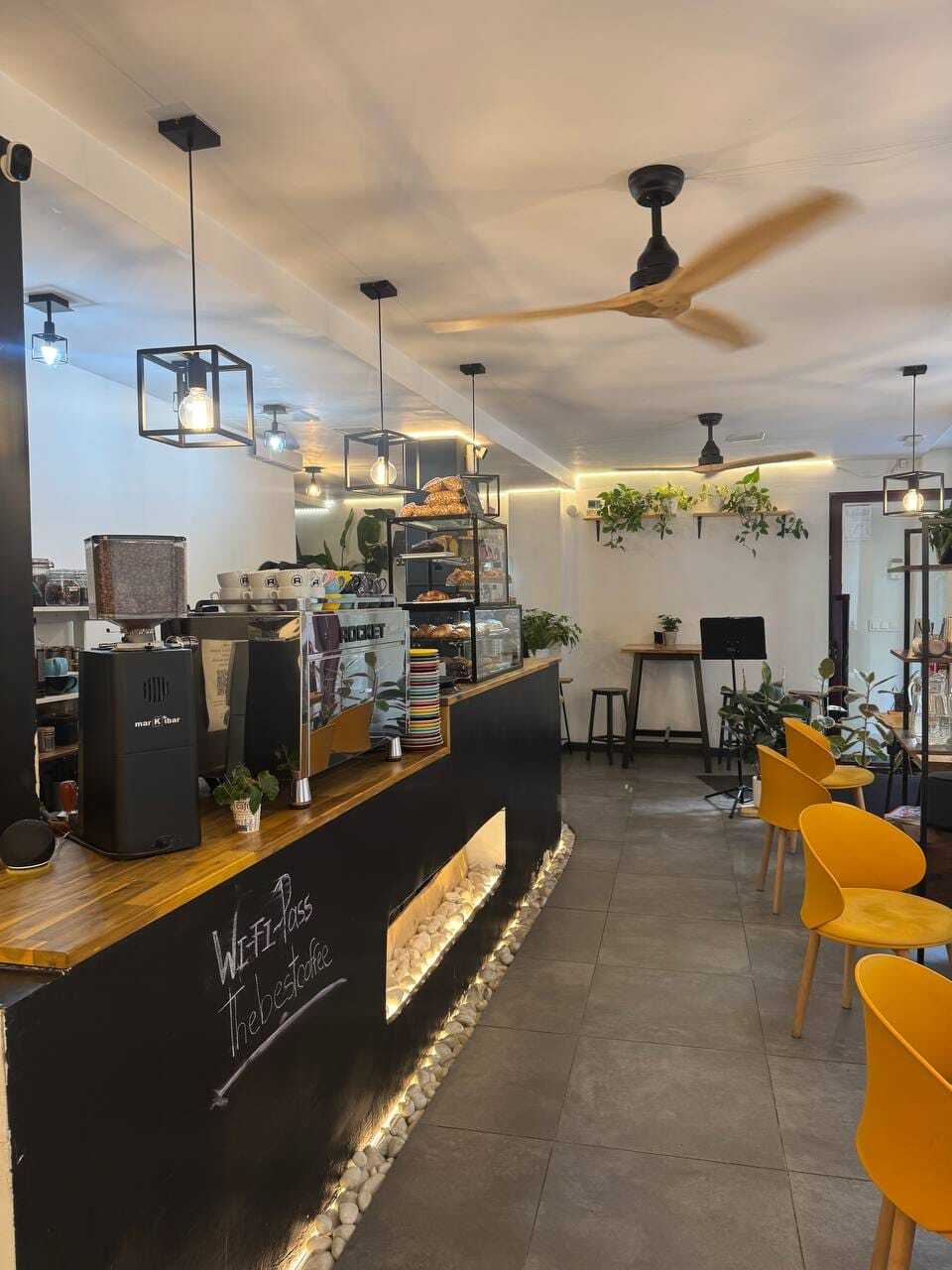 Barra de Baristas Club con máquina de café