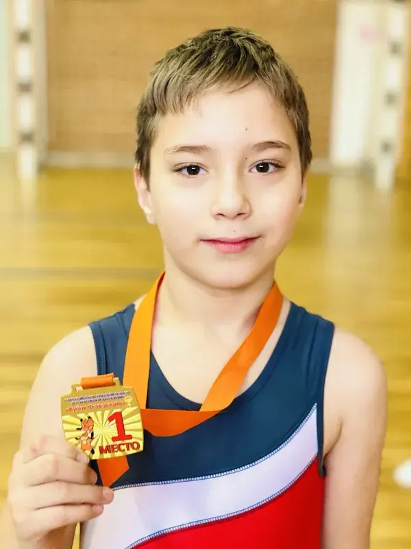 Ученик с медалью за первое место