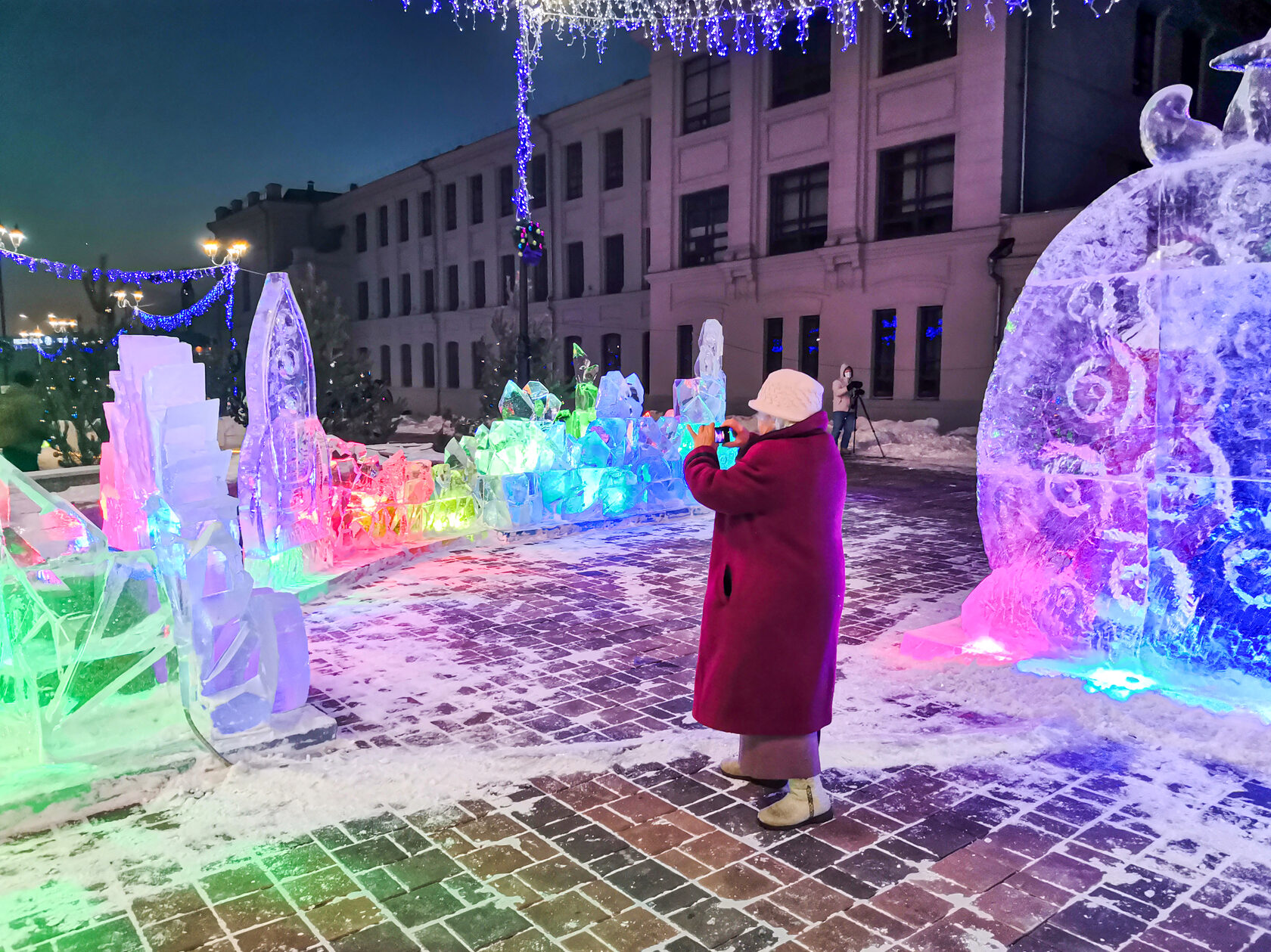 Новогодний омск куда сходить. Зимний Любинский Омск 2022. Новогодний Любинский Омск 2022. Любинский проспект Омск новый год 2022. Любинский проспект Омск новогодний.