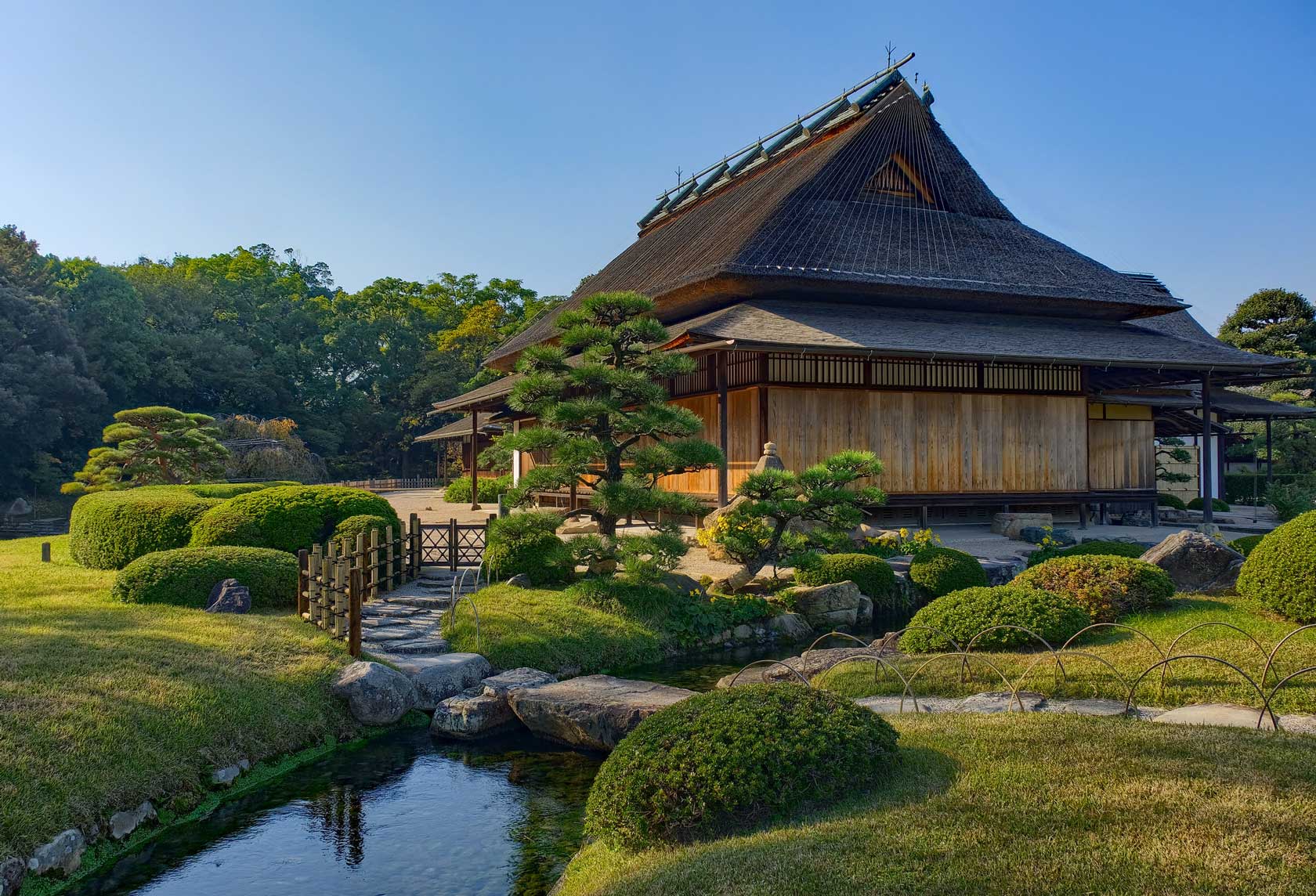 японский сад Кэнроку-эн в канадзаве япония