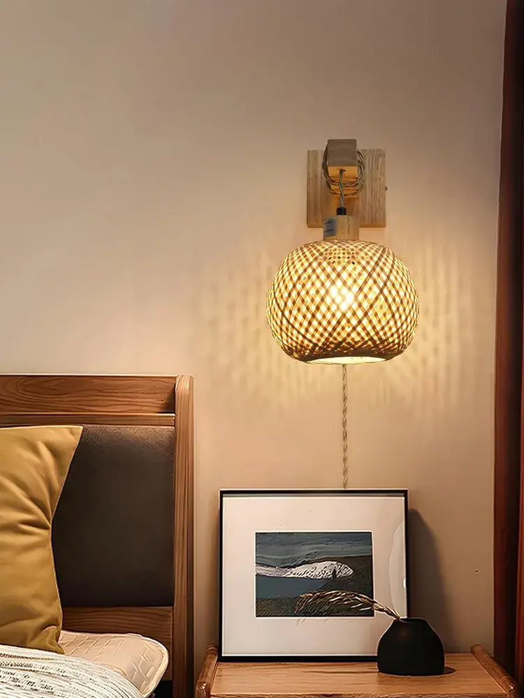 Настенный светильник из дерева и бамбука. Ручная работа.