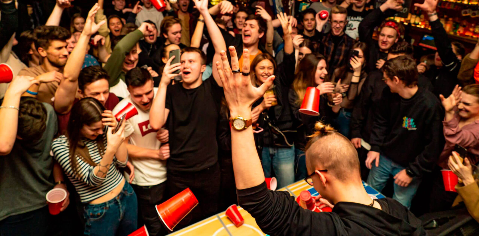 Люди у столика Beer Pong Jam