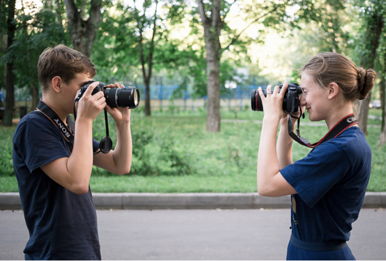 Фотолюбитель. Фотокружок для подростков. Кружок фотолюбителей. Кружок фотограф. Фотоаппарат ученик.