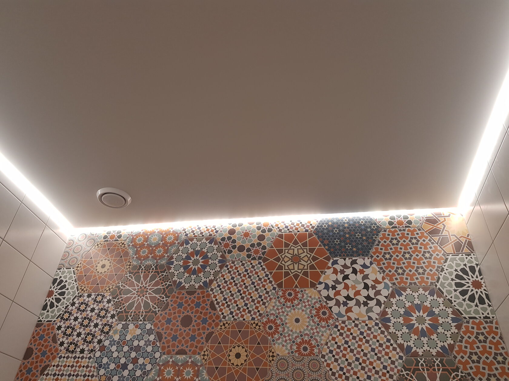 Парящий натяжной потолок в туалете – тренд этого года