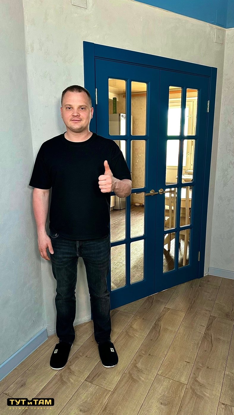 Синие двери со стеклом