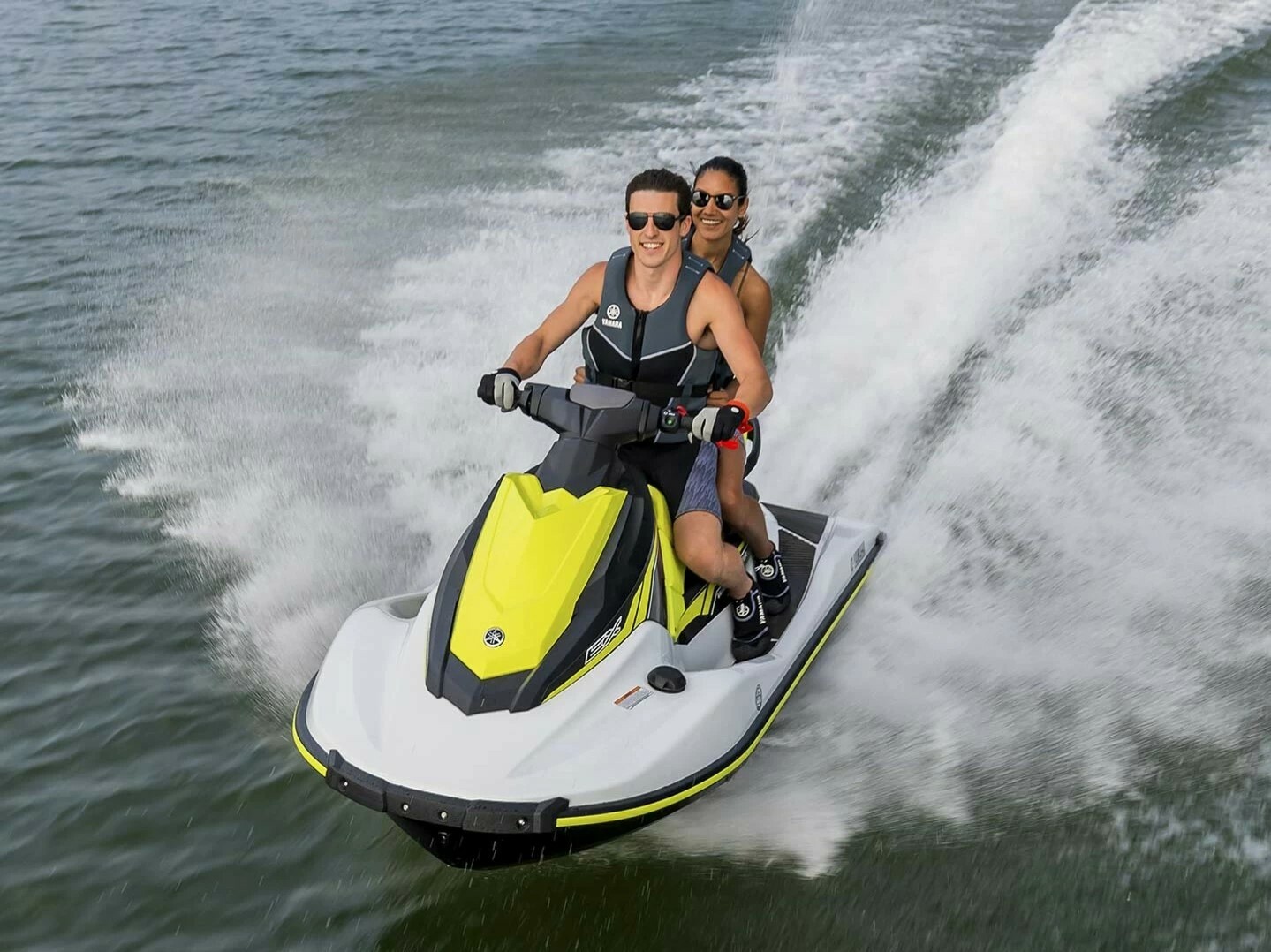 фото парня и девушки на романтическом свидании в публичном месте