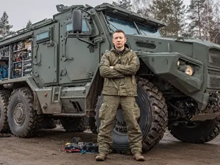 Военный механик ремонтирует дрон