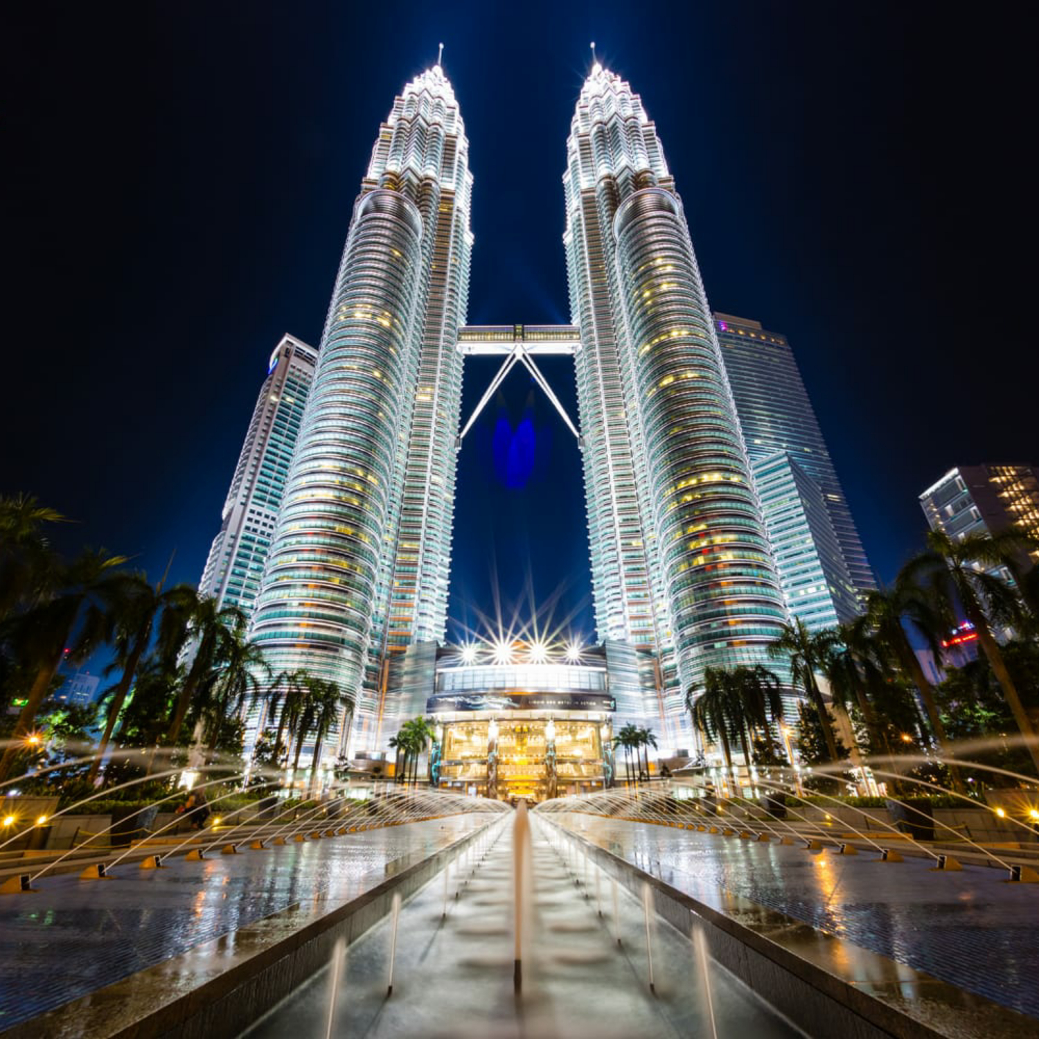 Kuala lumpur tower. Башни Петронас Малайзия. Петронас Куала Лумпур. Twin Towers Куала-Лумпур. Сингапур башни Петронас.