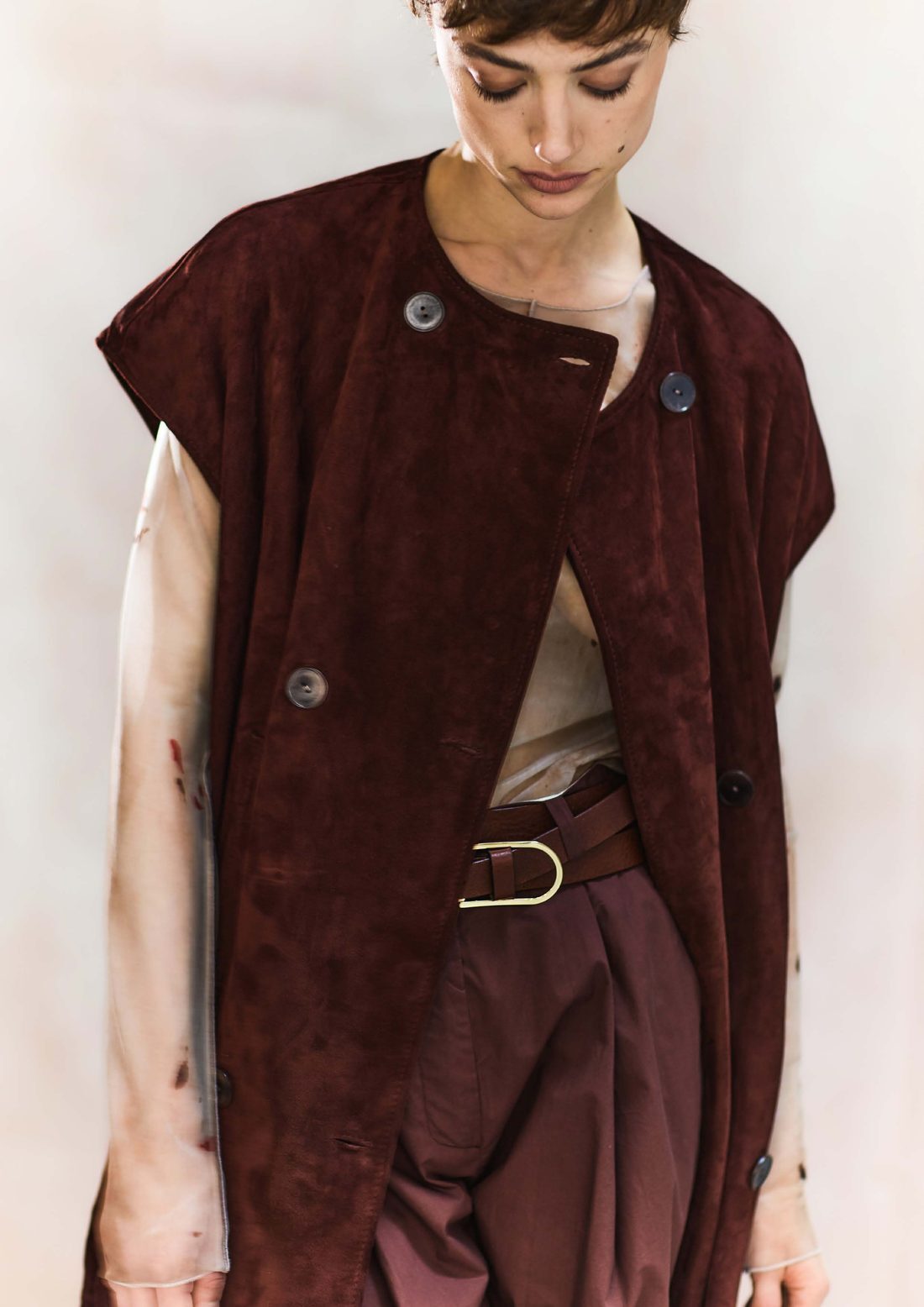 Malloni: gilet in suede bordeaux con cintura