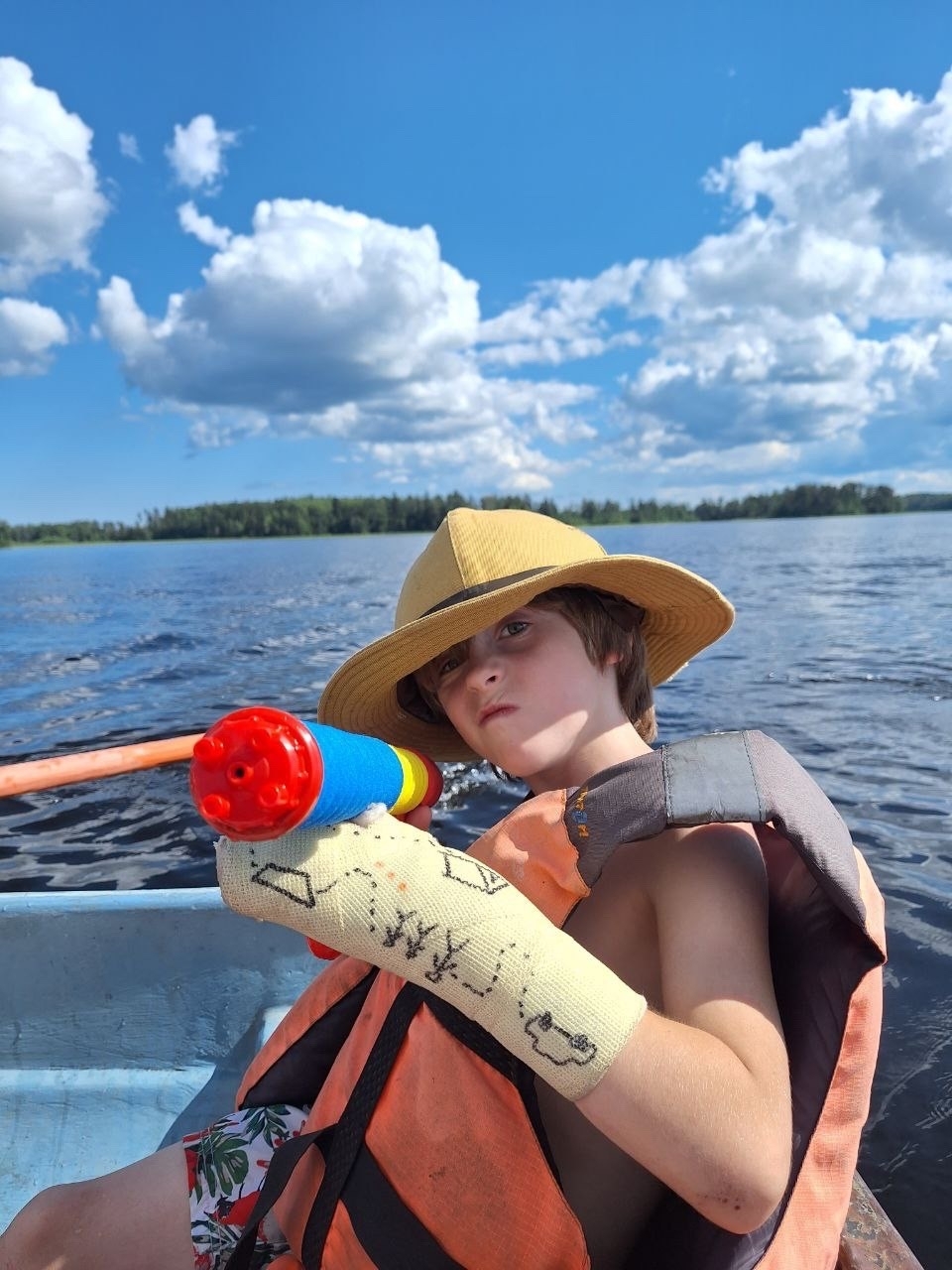 Ребенок в лодке
