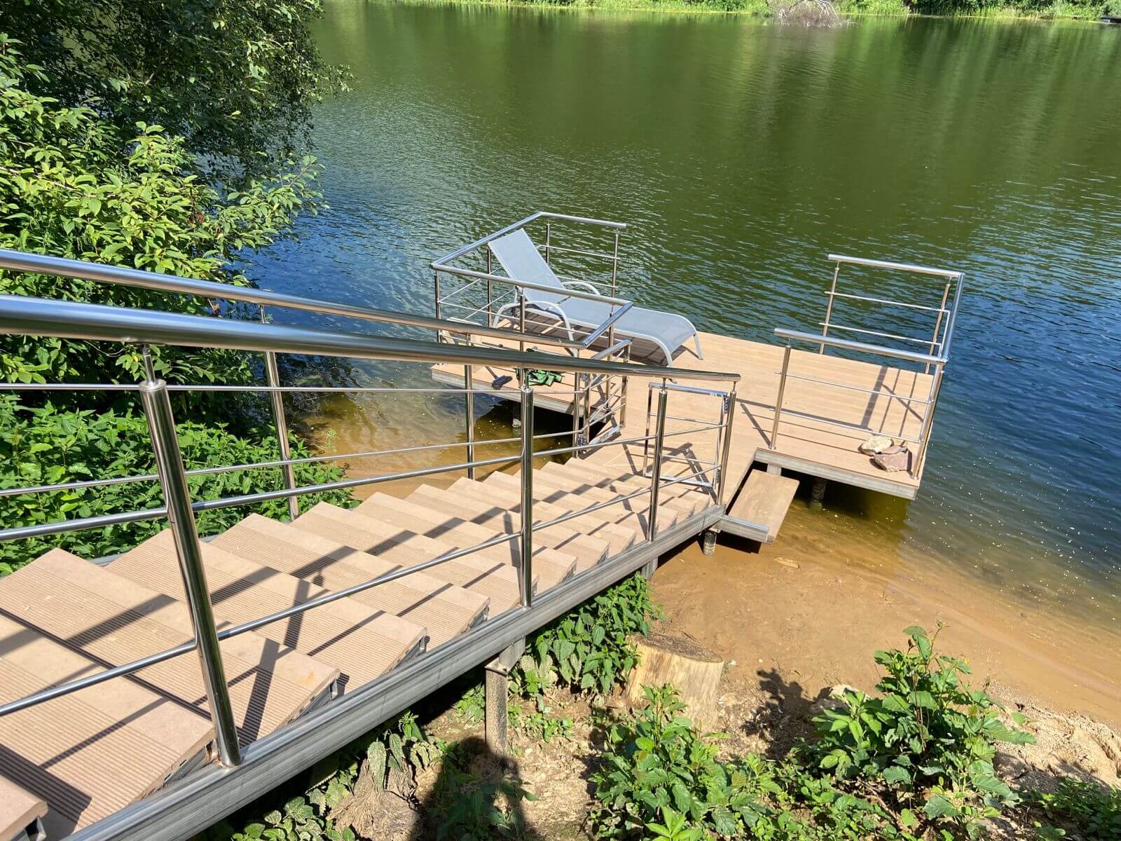 металлокаркас лестницы из нержавеющей стали с ступенями из ДПК