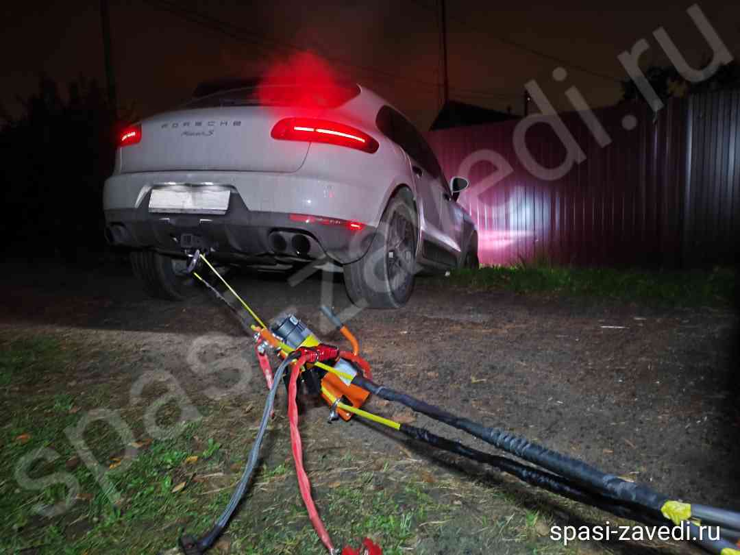 Вытаскивание машины Porsche Macan из кювета