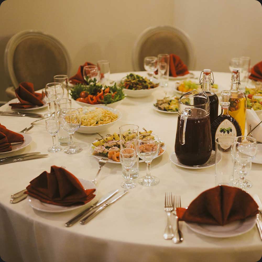 праздничный стол на корпоратив