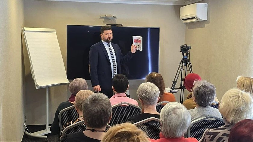 Александр Михалев выступает перед пенсионерами
