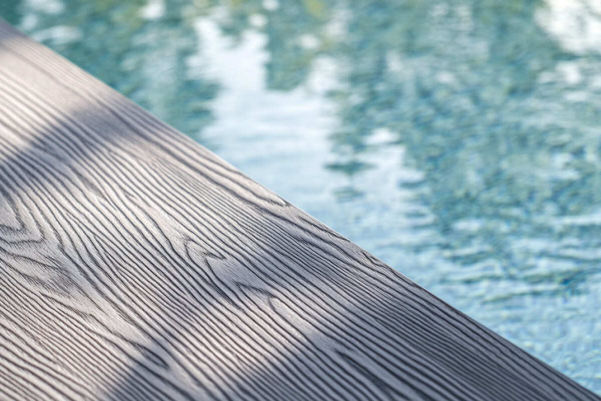 террасная доска у бассейна