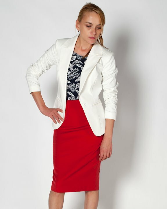 Бяло дамско сако, подходящо за връхна дреха през есента, Комбинирайте с пола или панталон за стилна офис визия
