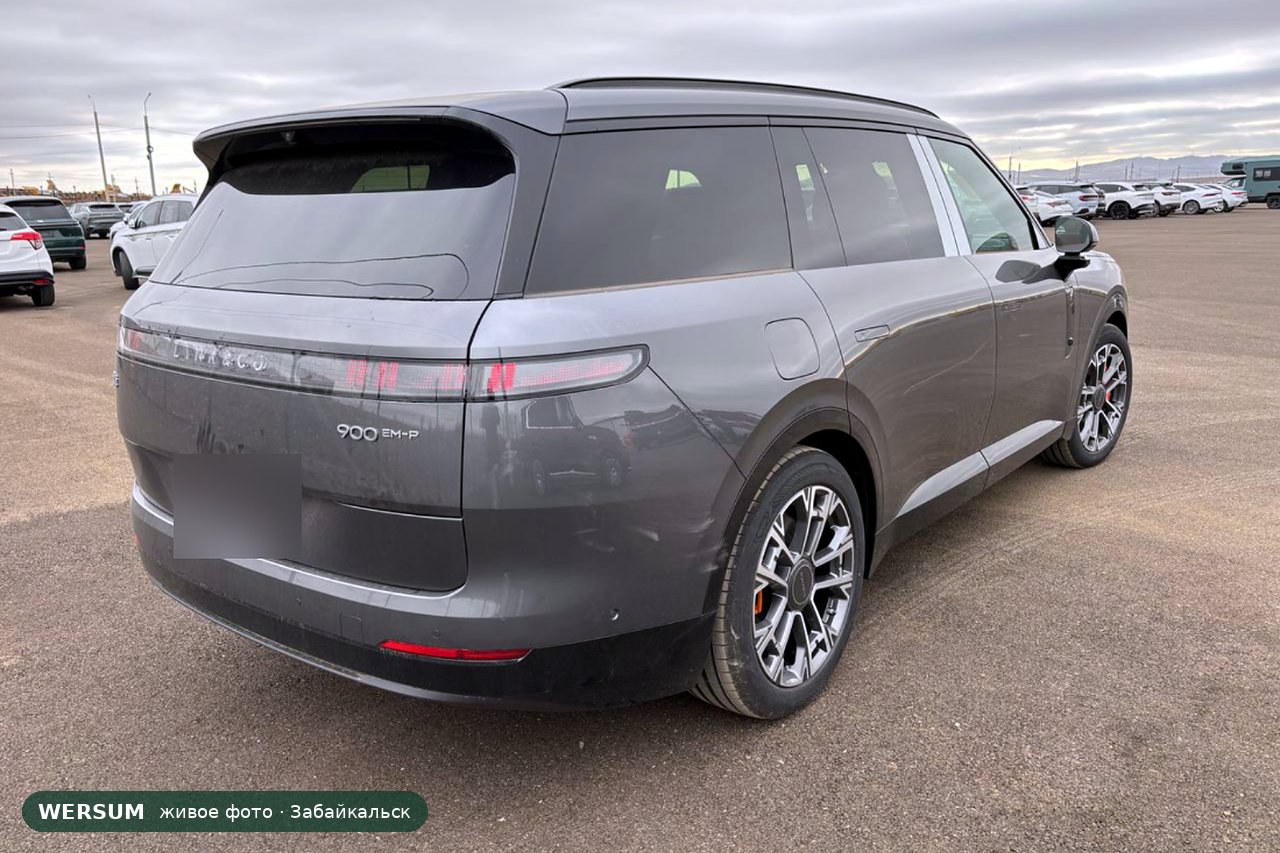 Lynk & Co 900, сзади: надпись 900 EM-P