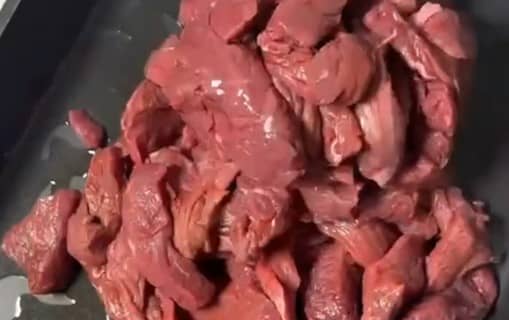 Приготовление мяса по-французски из говядины в духовке: шаг 1