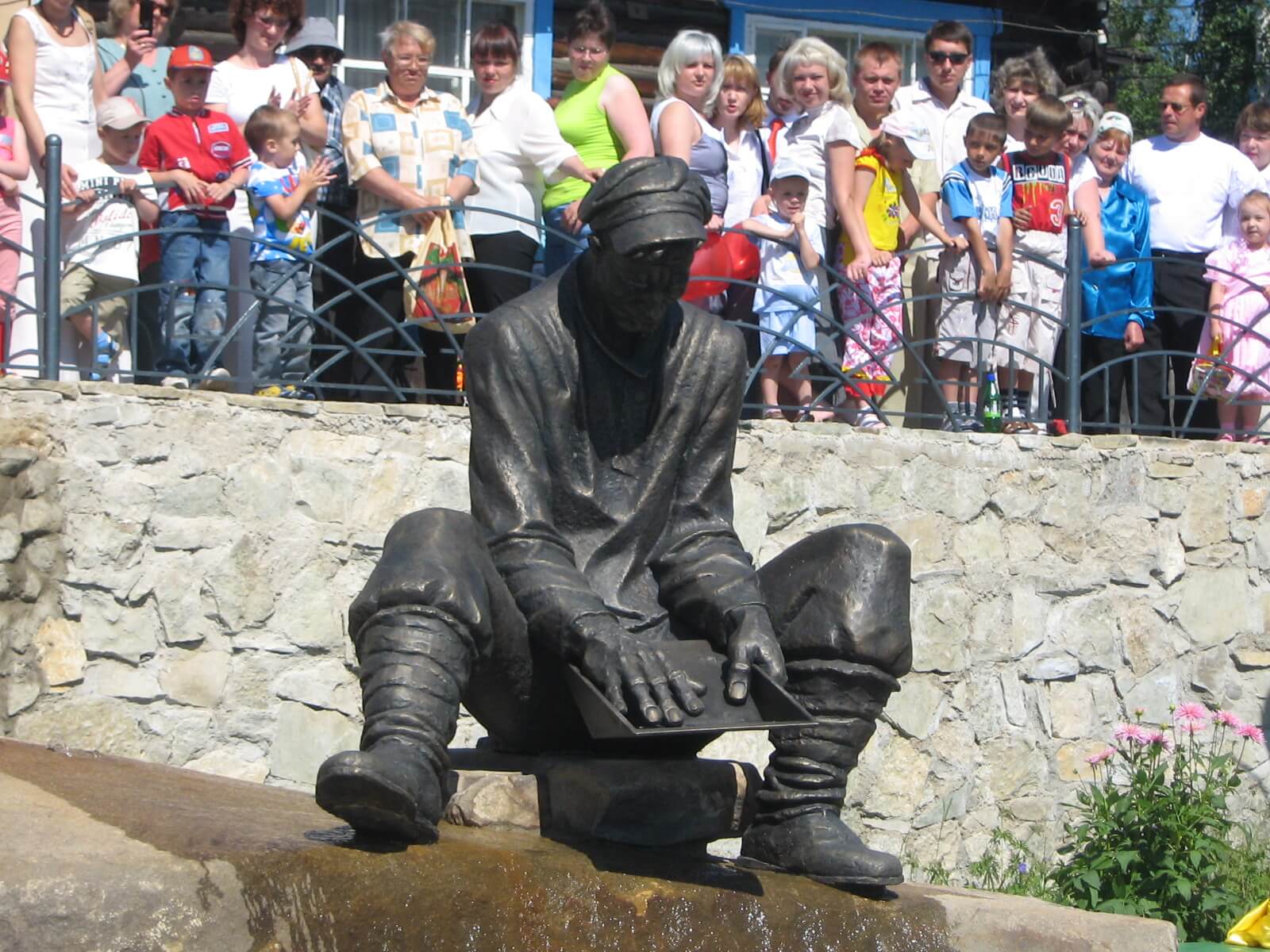 Бронзовая скульптура старателя. Автор памятника — Юрий Киреев