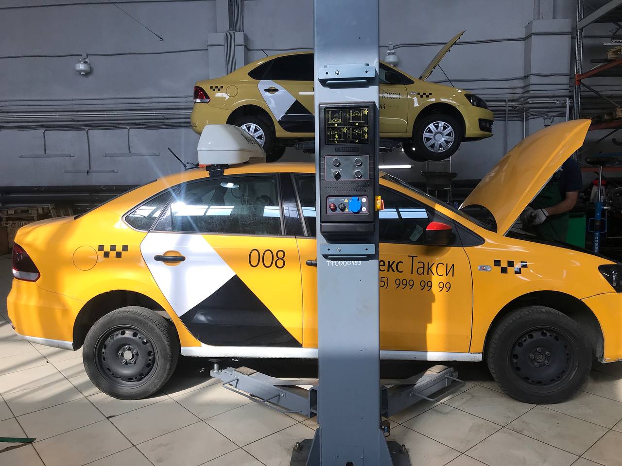 Volkswagen Polo на подъёмниках в цеху ТРПЛАНТ перед заменой АКПП 09G