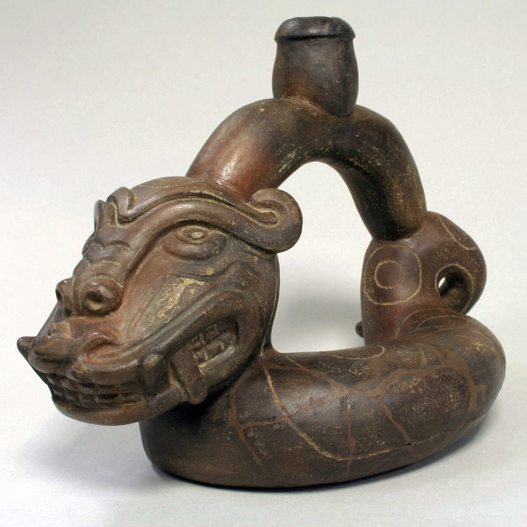 Скульптурный сосуд, изображающий змея. 12-5 вв. до н.э., Куписнике. Metropolitan Museum of Art, New York, NY.
