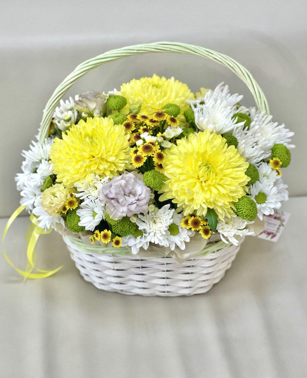 Цветы в корзине. Корзина с цветами. Хризантемы в подарок, доставка в Нижнем Новгороде