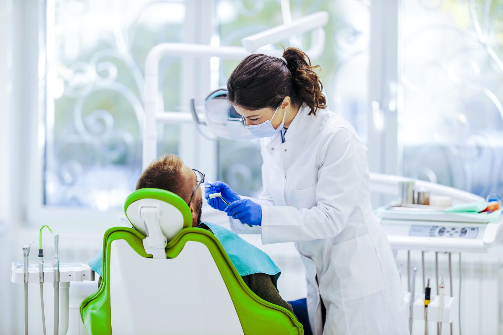 Имплантация зубов в Нижнем Новгороде в рассрочку от 2000 ₽ в месяц