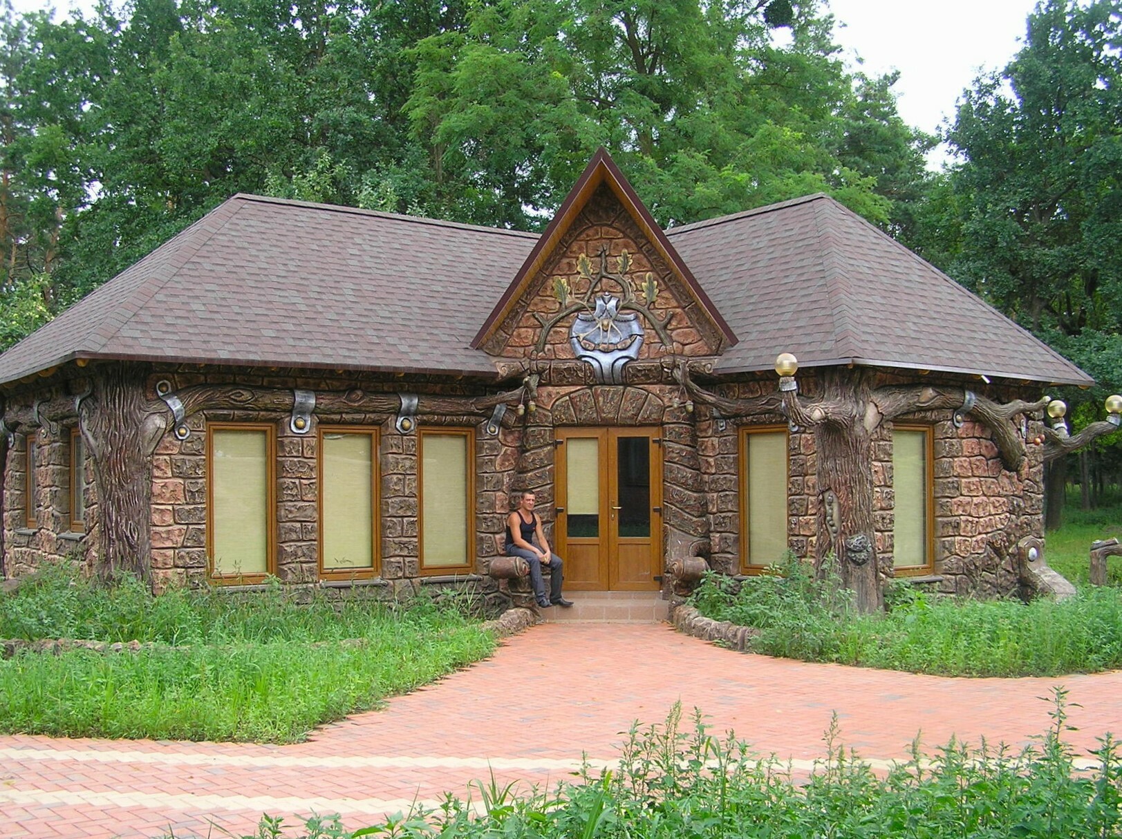 Облицовка фасада дома с имитацией камня и дерева из арт бетона