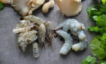 Приготовление супа Том ям с креветками и грибами: шаг 2