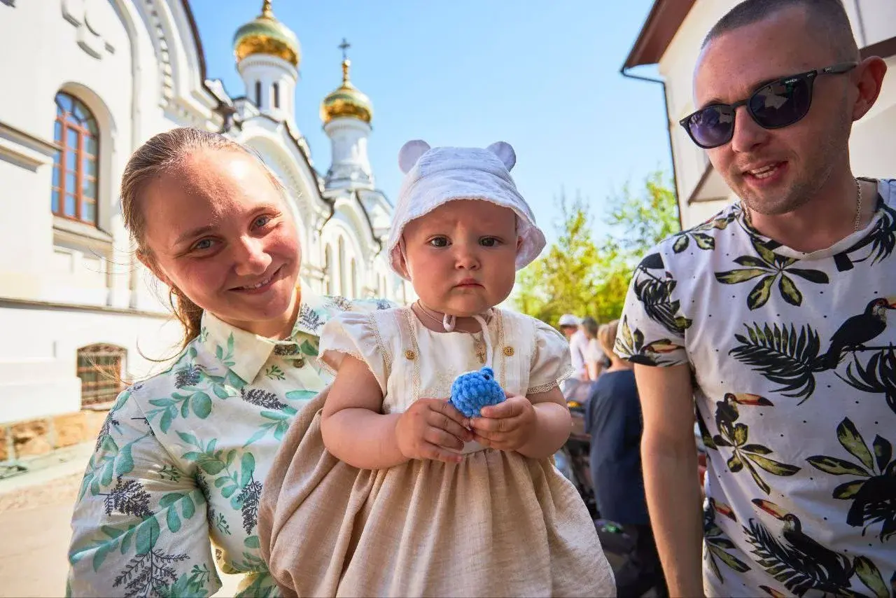 Семья на празднике после детской литургии в Князе-Владимирском храме