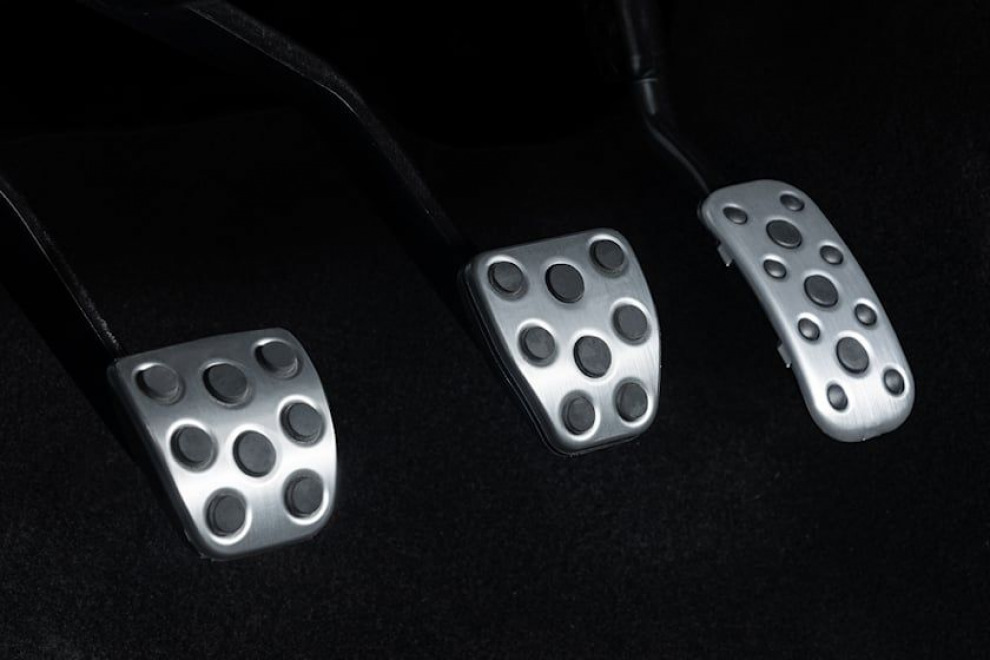 Женщина пыталась угнать пикап, но не поняла зачем ему третья педаль