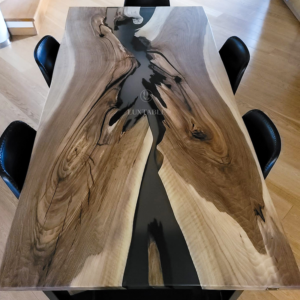 Epoxidharz Tische Alagoas aus europäischem Nussbaum und hellblauem Epoxidharz mit Metallic Effekt