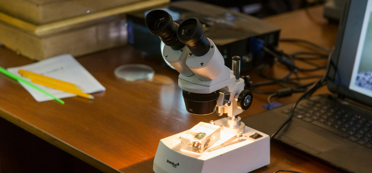 Микроскоп на столе