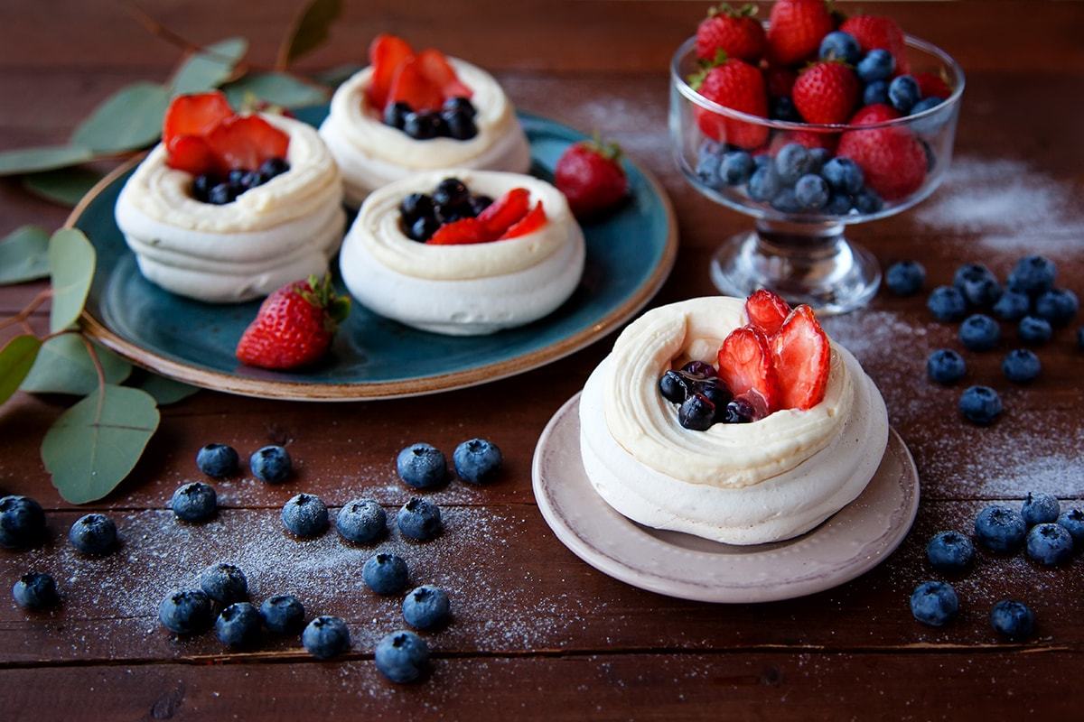 Обычные сладости. Красивые Десерты. Пирожное с ягодами. Меренга с ягодами.