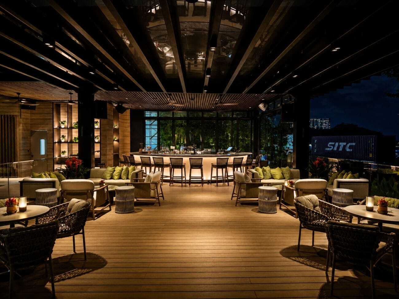 Solaire Pool Bar & Grill: мягкий свет у бассейна — фото 1
