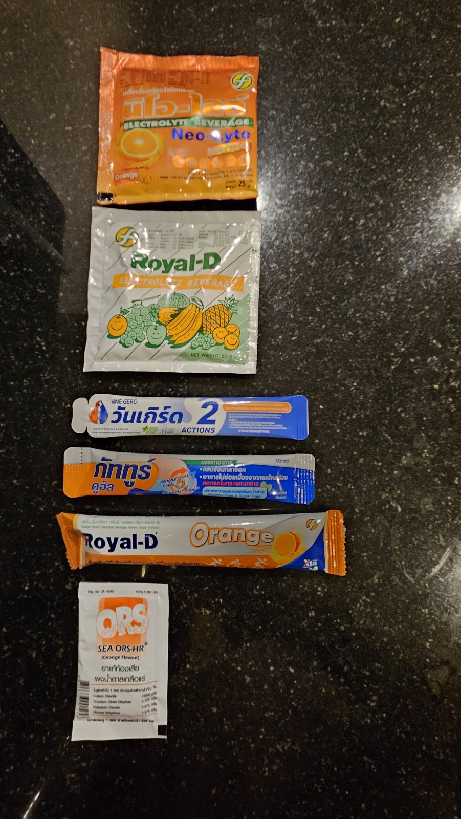 Пакетики электролитов из 7-Eleven: Neo-Lyte, Royal-D, стики от изжоги и ORS