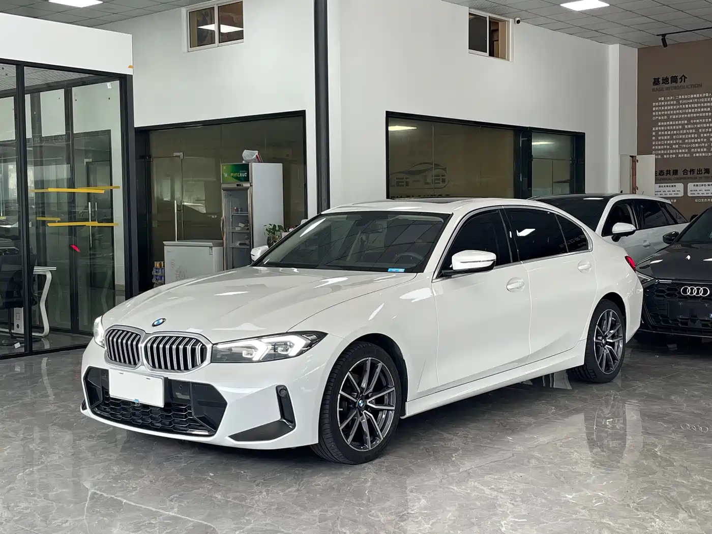 BMW 320Li G28 2023 M Sport Package из Китая — передняя часть белого седана, ракурс в три четверти