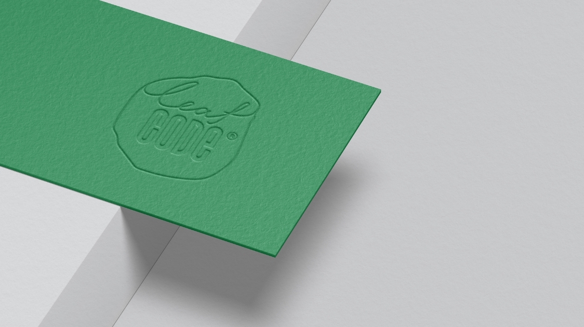 Зеленая визитка с логотипом Leaf Code: Визитная карточка на зеленом фоне с тиснением логотипа Leaf Code, подчеркивающая натуральный подход бренда.