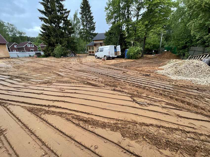 Осушение участка, глиняный замок вдоль забора, поднятие уровня участка ...