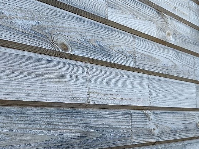 Поверхность клееного бруса через 7 лет эксплуатации